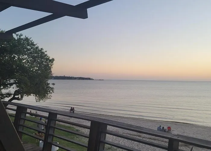 Preciosa Casa En La Tranquilidad De Colonia Relajate Con Toda La Familia Donde La Tranquilidad Se Respira - A Una Cuadra De La Mejor Zona De La Rambla De Colonia Del Sacramento Te Espera Esta Casa Para Pasar Las Vacaciones En Familia